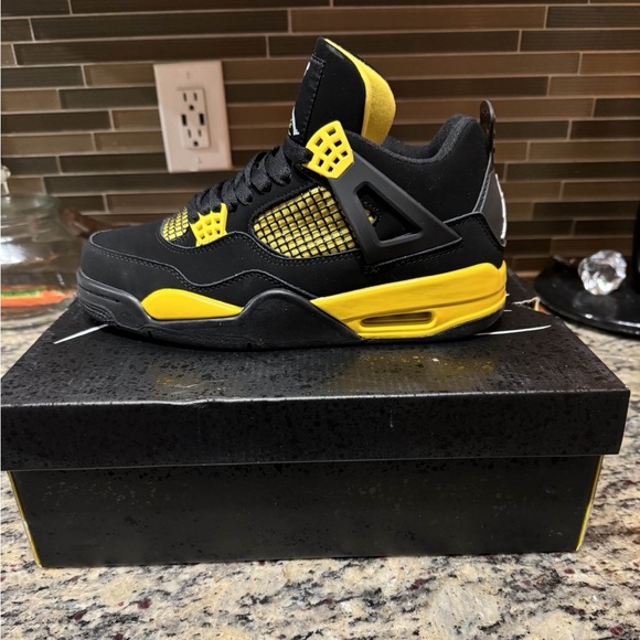 Jordan 4 thunder (yellow) 2023 - Picture 1 of 4